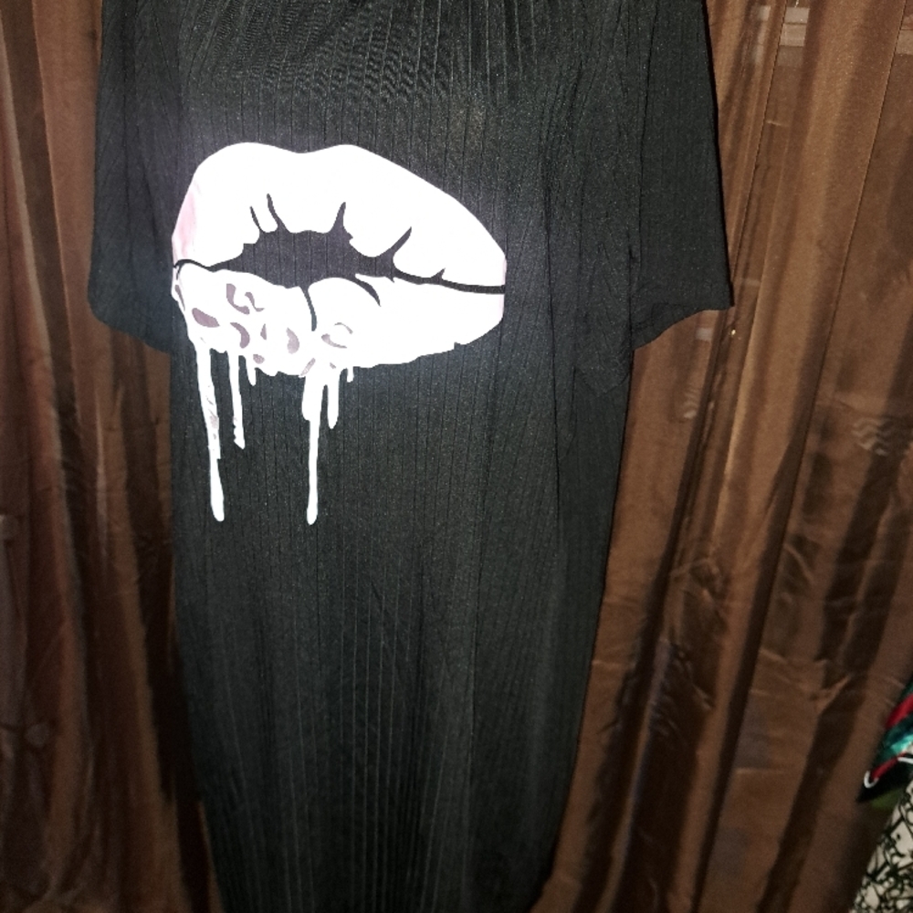 Black Graphic Tee with Dripping Lips Design